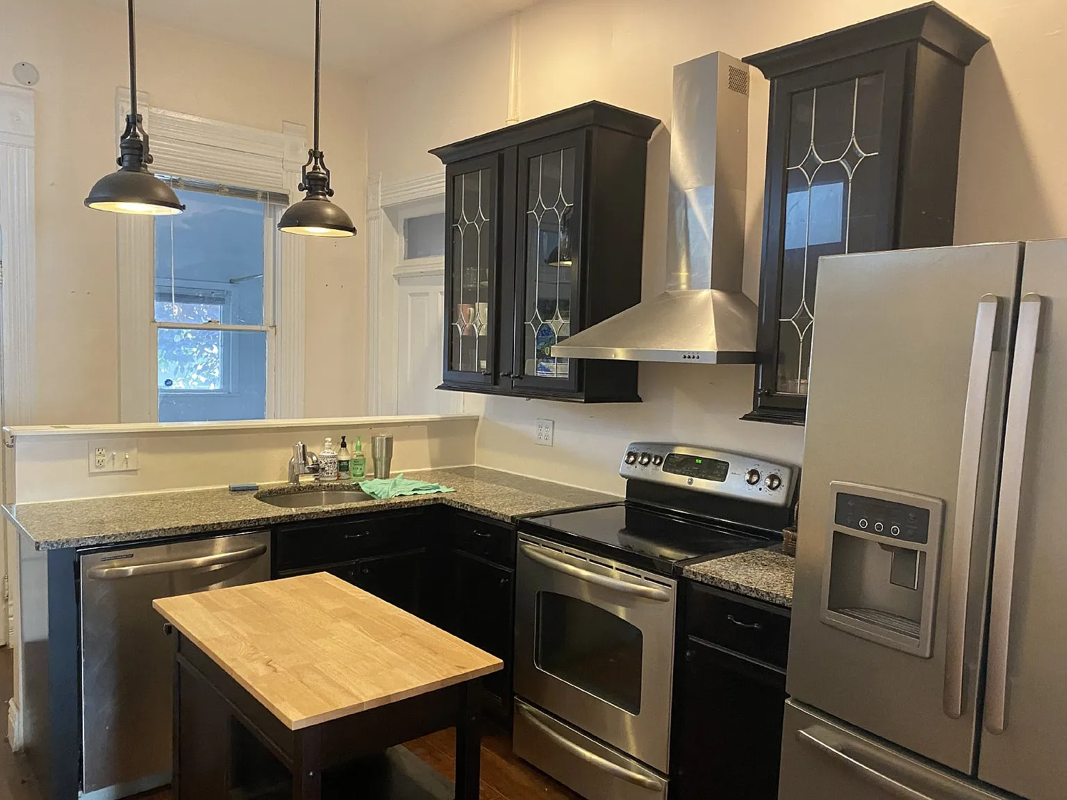 2 bed, 1.0 bath, 1266 sqft, $2,600 — Photo 3