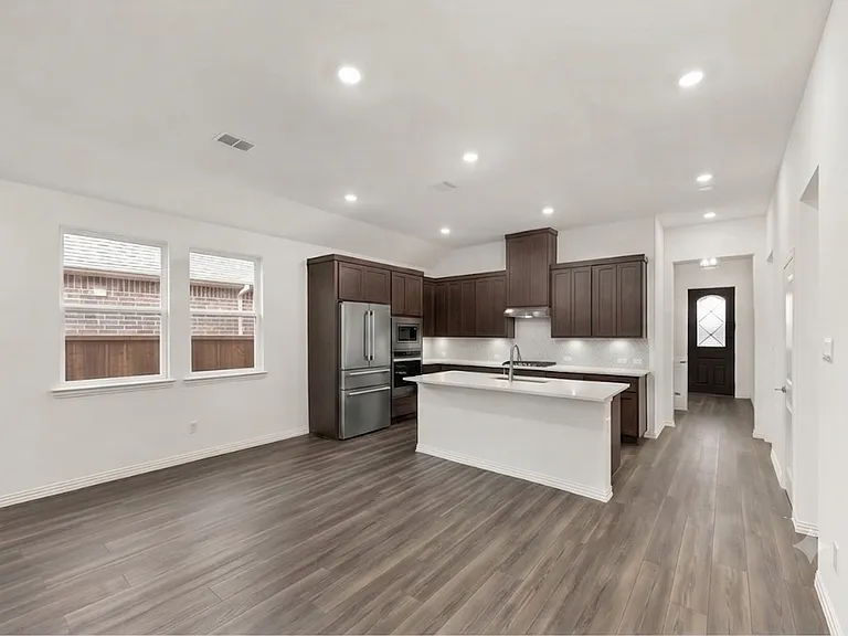 1825 Plymouth Dr — Photo 3