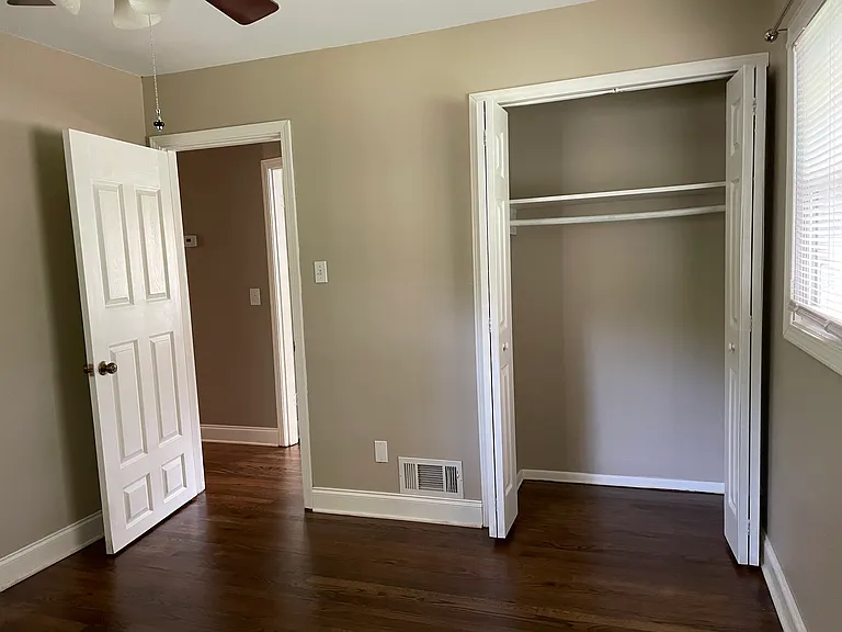 956 Seville Dr — Photo 24
