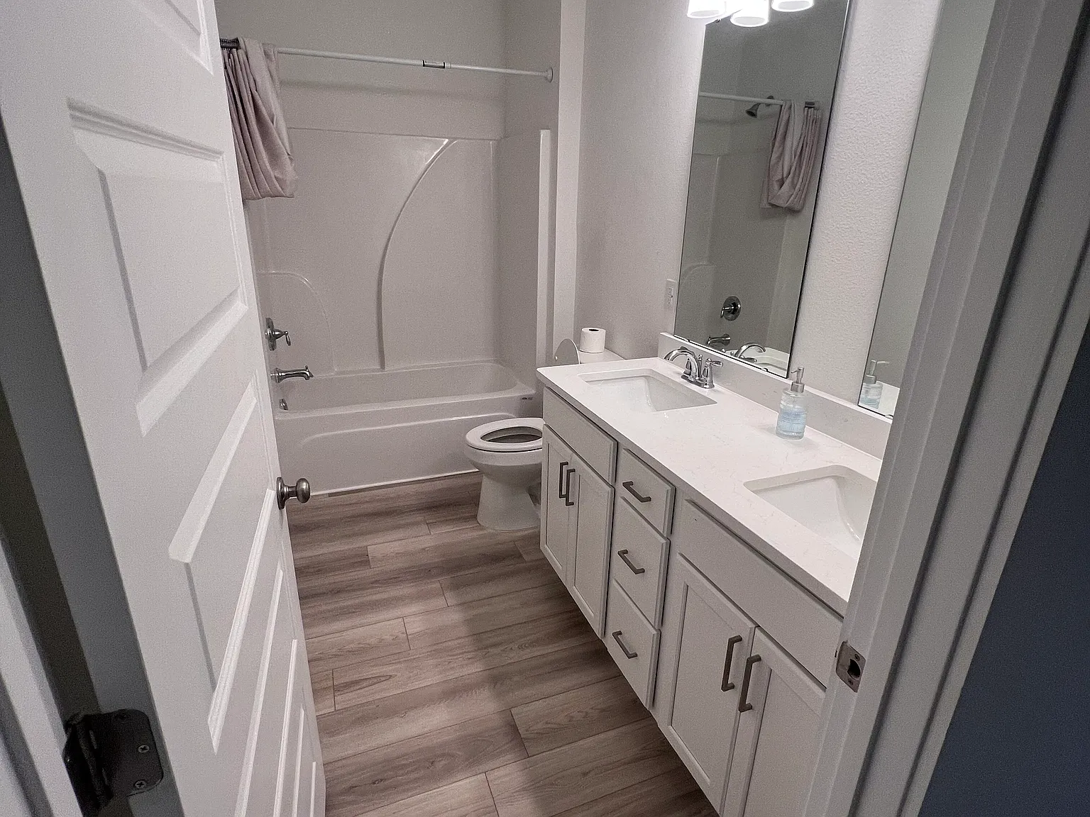 3 bed, 1899 sqft, $2,200 — Photo 4