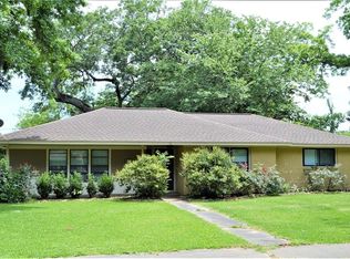 202 Forest Dr, Lake Jackson, TX 77566