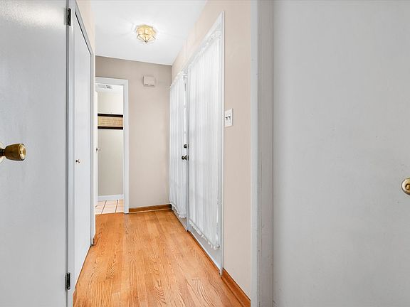 3rd image of 1S286 Dillon Ln