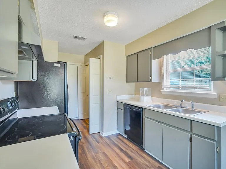 1501 Woodcrest Cir — Photo 17