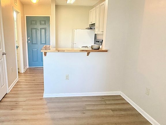 4th image of 1600 Park Cir APT 912