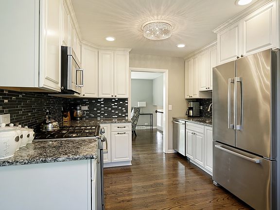 4th image of 912 N Drury Ln