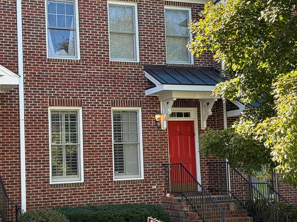 914 Edgewater Cir