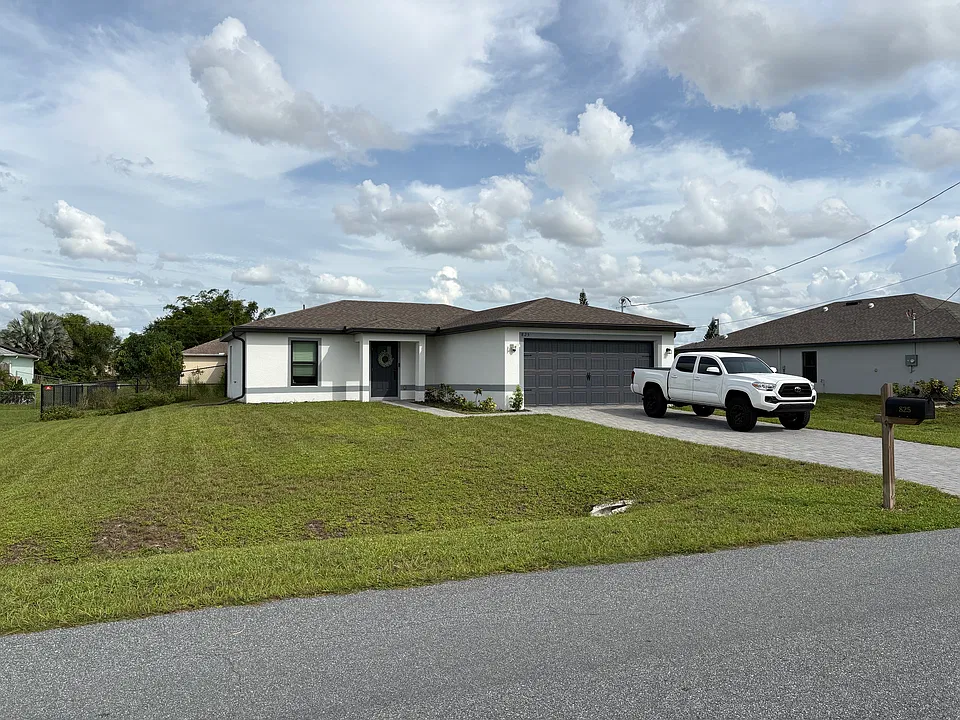 825 Rue Labeau Cir