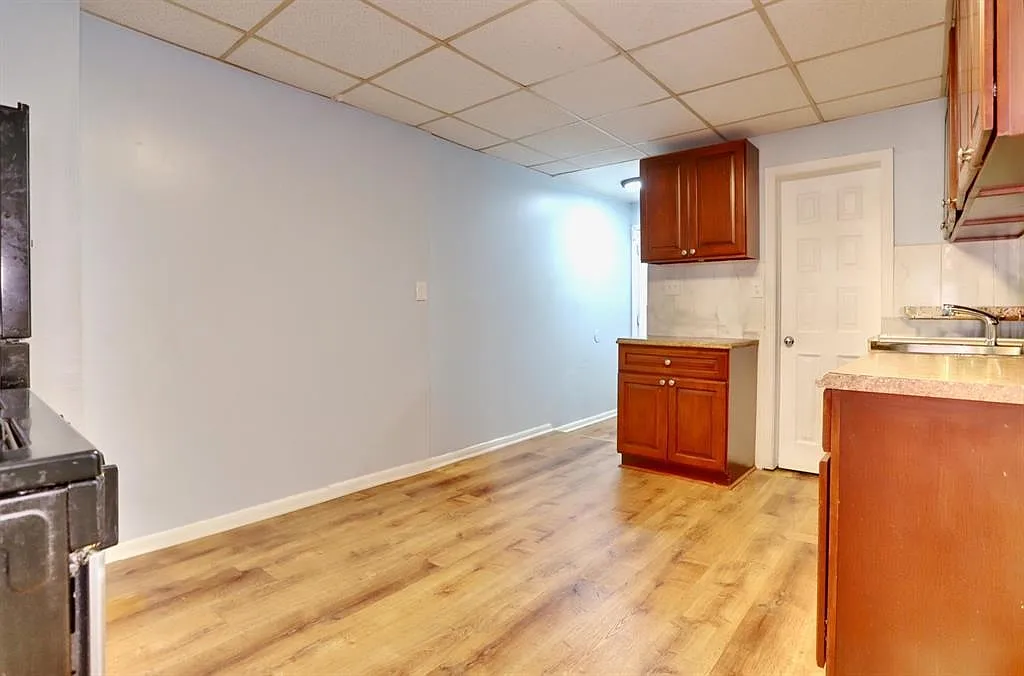 3 bed, 1.0 bath, 1200 sqft, $2,200 — Photo 2