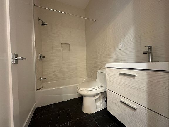 5th image of 2628 Cloverfield Blvd