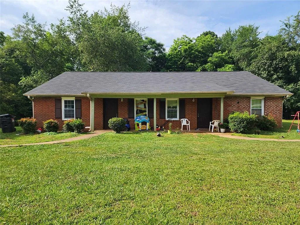 2 bed, 1.0 bath, 1998 sqft, $1,250 — Photo 1
