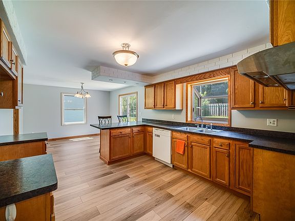 5th image of 117 Underwood Ave