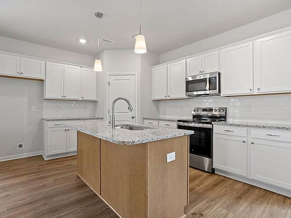 5th image of 140 Buckthorn Dr