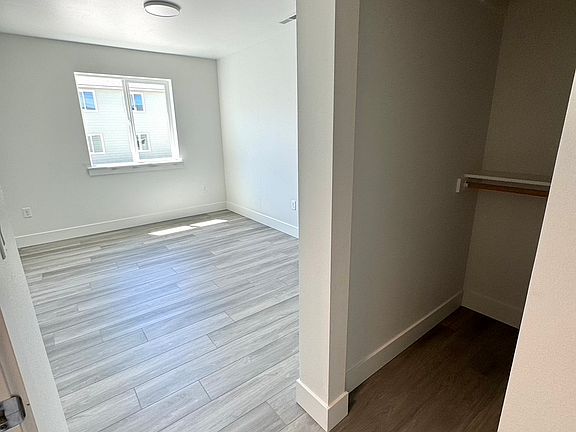 5th image of 987 Walton Pl