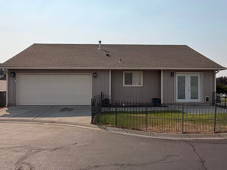 2421 S Arthur Ct — Photo 2