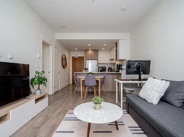 750 Dogwood St #611, Coquitlam, BC V3J 4B5