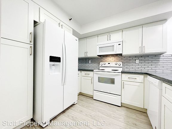 3rd image of 990 Ala Nanala St APT 33D
