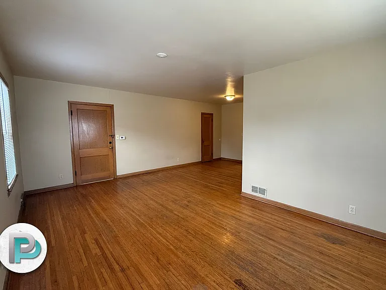 221 2nd St NE #4 — Photo 8