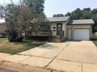 1025 Foster Dr, Dickinson, ND 58601