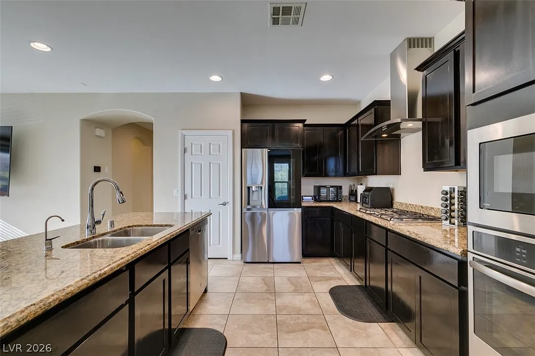 4 bed, 2.5 bath, 2630 sqft, $2,900 — Photo 1