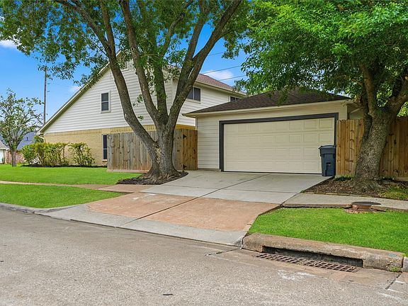 3rd image of 2902 Colony Dr