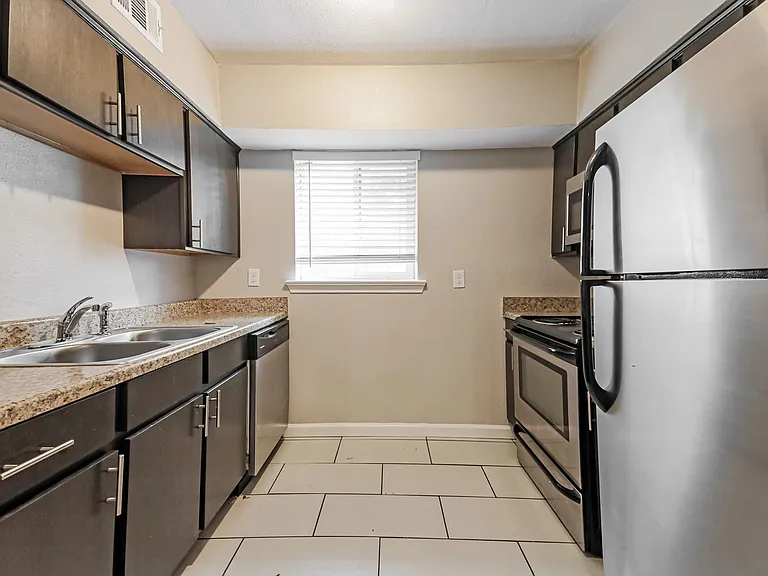 Reiger Park Apartments — Photo 42