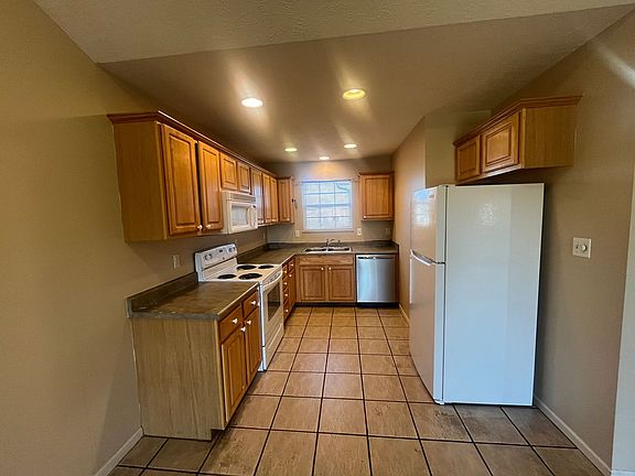 5th image of 300 Excalibur Ct #A & B