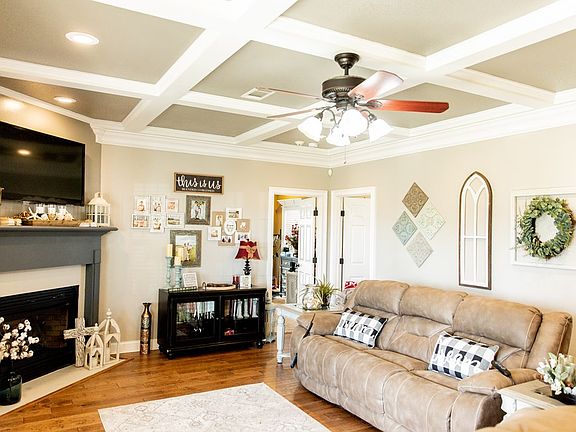 3rd image of 582 Indian Creek Cir