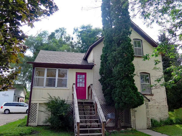810 River St, Decorah, IA 52101