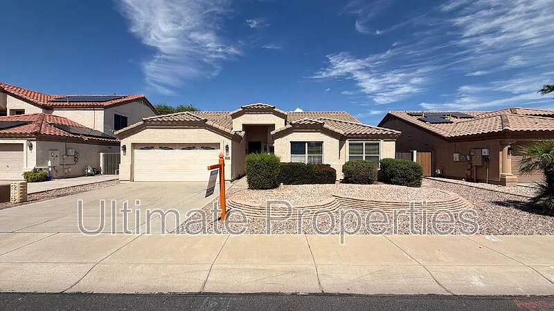 4 bed, 2.0 bath, 1669 sqft, $2,195 — Photo 1