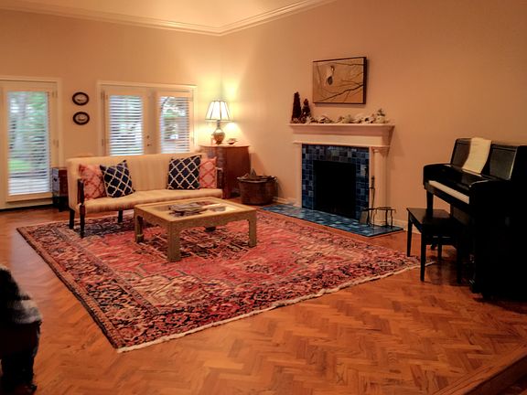 Living room with fireplace 