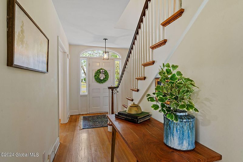 3rd image of 1528 Dorwaldt Boulevard