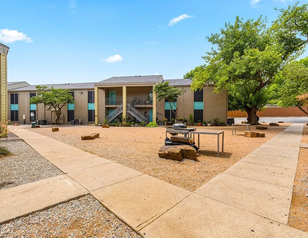 3 bed, 956 sqft, $1,600 — Photo 1