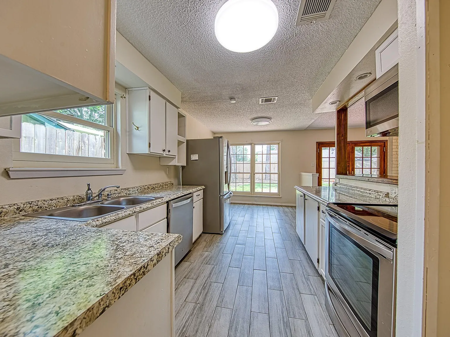 3 bed, 2.0 bath, 1730 sqft, $2,000 — Photo 3