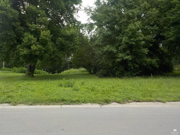 522 E Grandview Dr, Junction City, KS 66441
