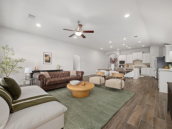 5th image of 321 La Grotta Ln