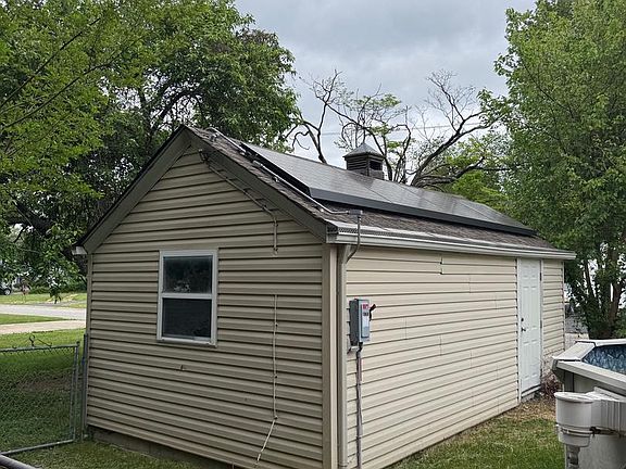 4th image of 827 E Division St