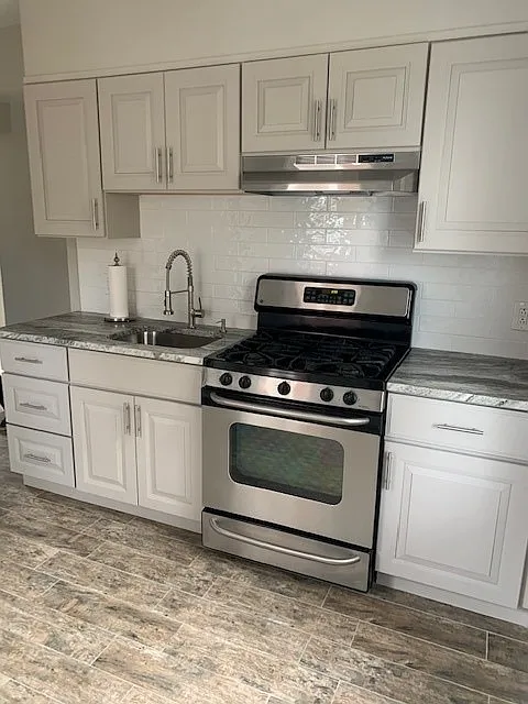 2 bed, 700 sqft, $2,700 — Photo 1