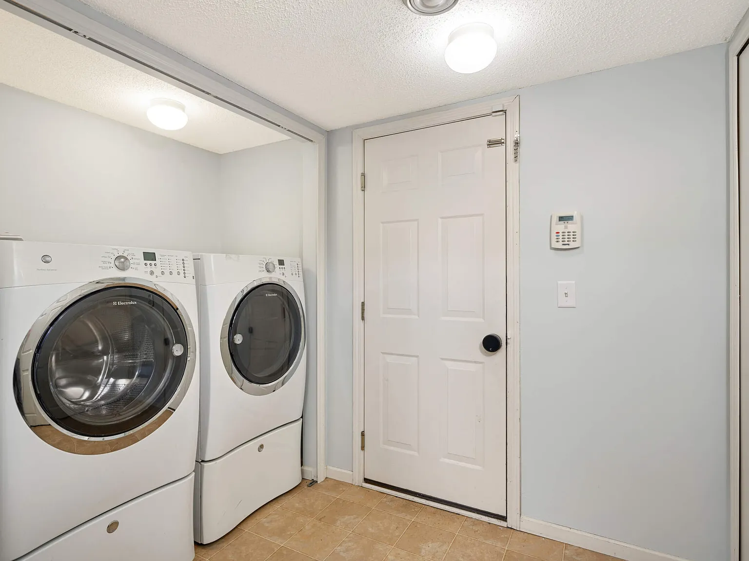 4 bed, 2050 sqft, $2,600 — Photo 2