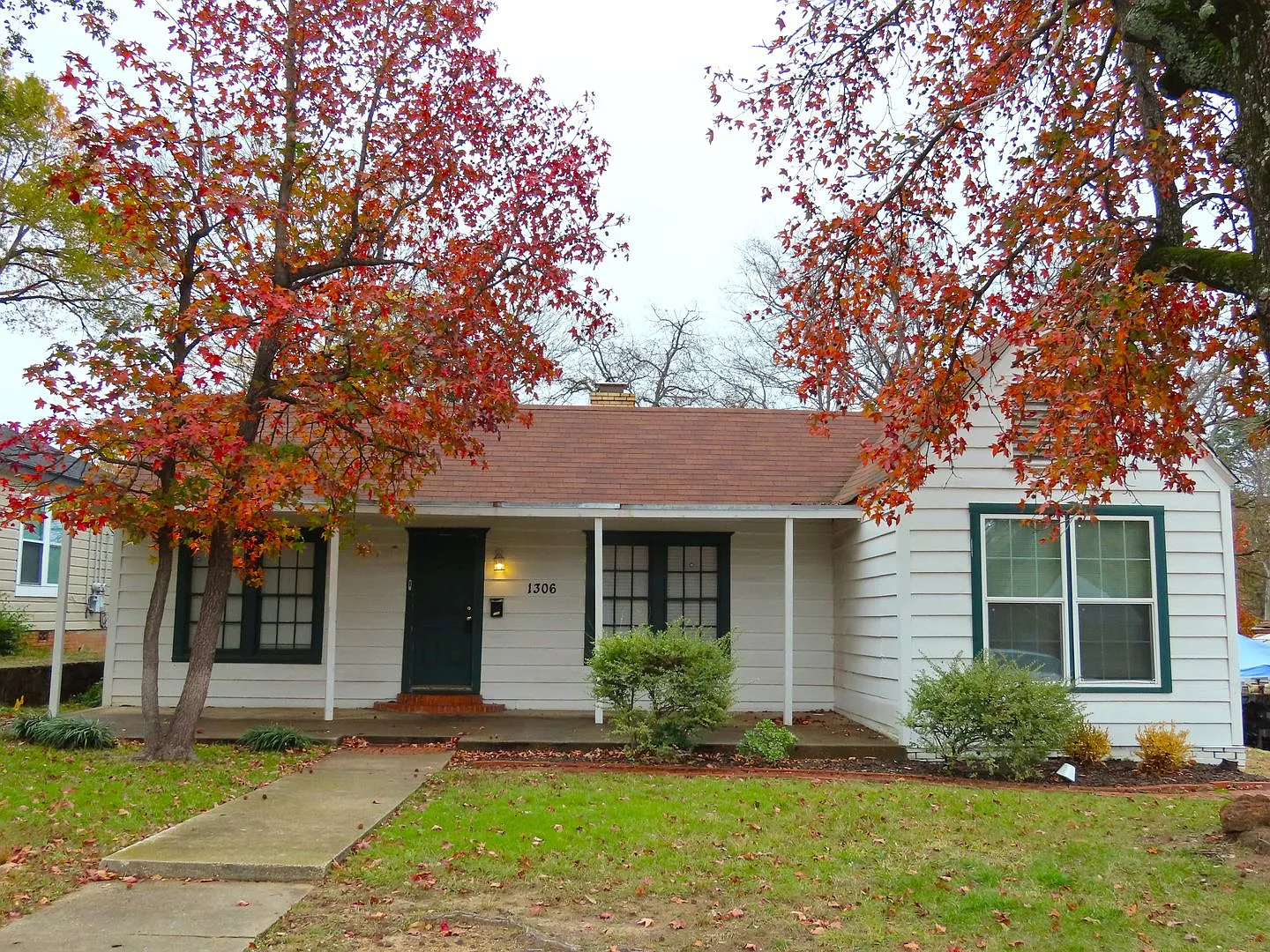 Spacious 3 Bedroom, 2 Bath Home w/Bonus Room! — Photo 1