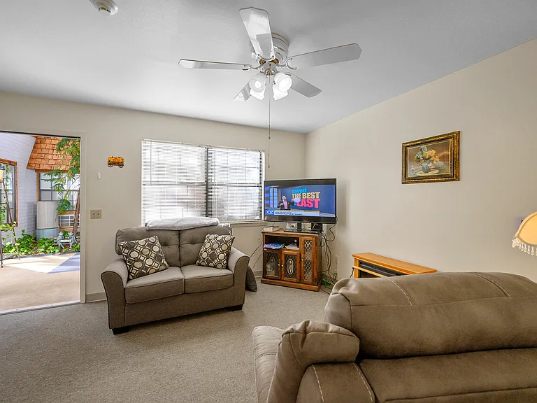 Colonial Lodge Apartments — Photo 32