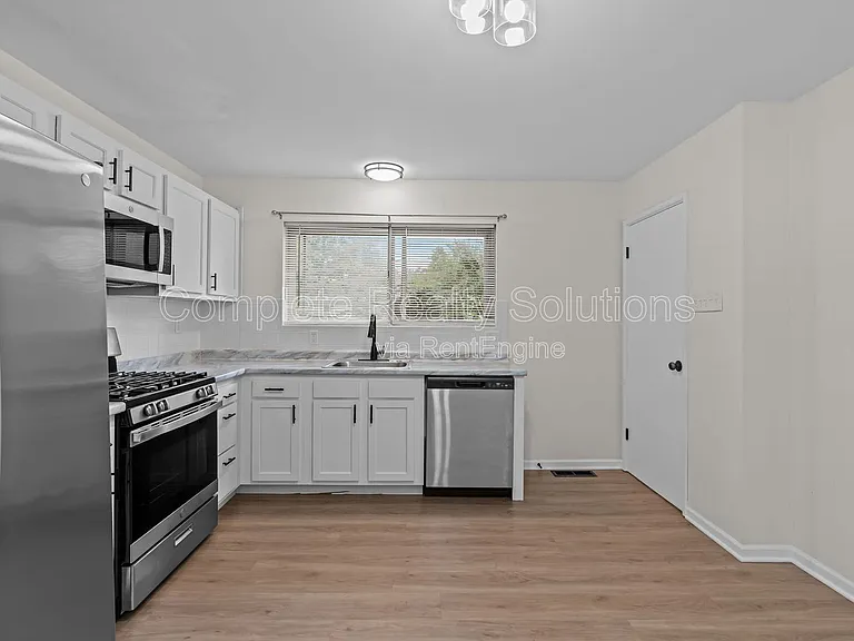 560 Bardot Dr — Photo 4