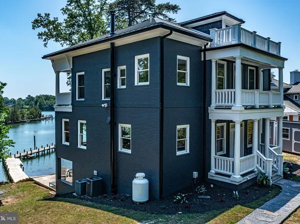 253 Golf Course Dr, Weems, VA 22576