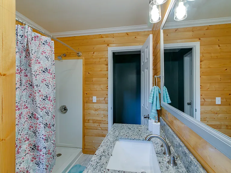 131 E Lake St — Photo 10