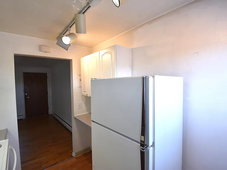 911-933 Portland Place — Photo 13