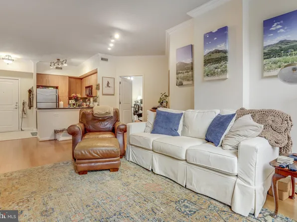 1021 N Garfield St APT 130, Arlington, VA 22201
