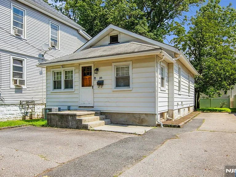 28 Cedar Grove Rd — Photo 2
