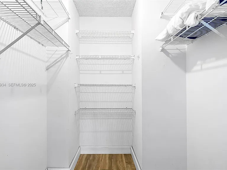 400 Leslie Dr #305 — Photo 14