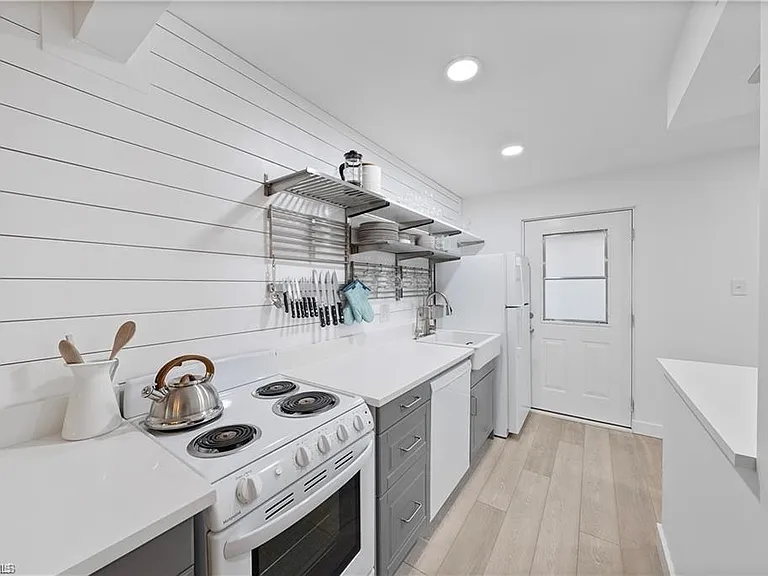 72 7th St S #310 — Photo 3