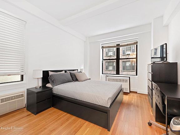 3rd image of 116 W 72nd St APT 4-D