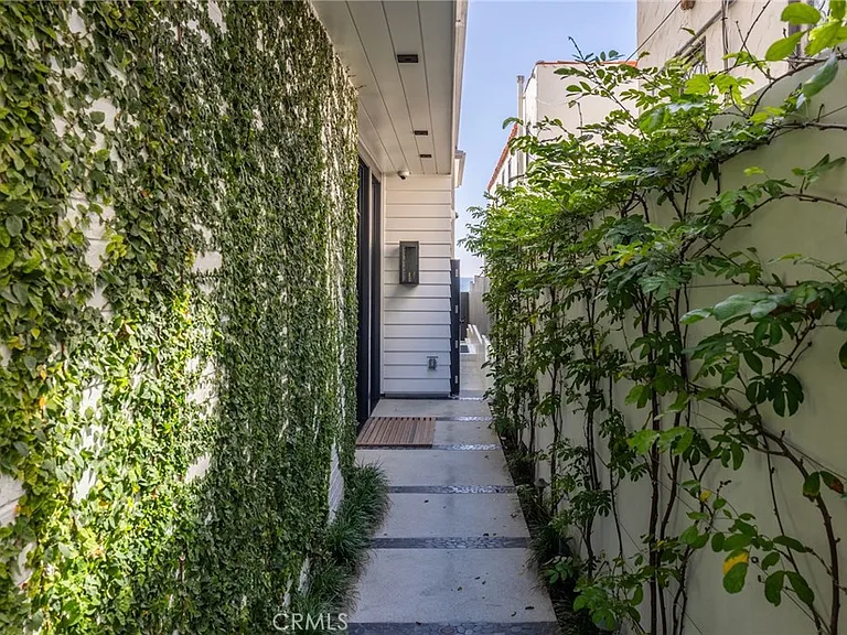 2428 The Strand — Photo 7